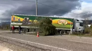 Balıkesir'de TIR Kaza Yaptı