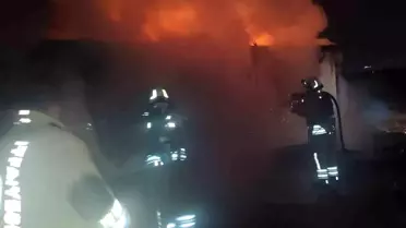 Hatay'da konteyner alevlere teslim oldu