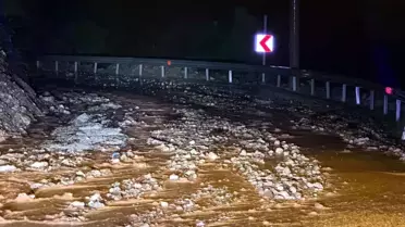 Marmaris'te sağanak yağış etkili oldu, yollar dereye döndü