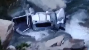 Rize'de Kamyonet Dereye Düştü: 2 Yaralı