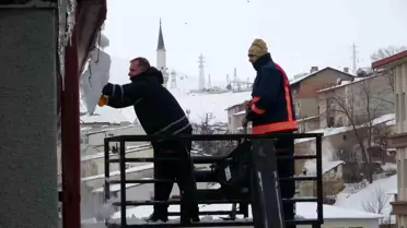 Bayburt'ta Çatıdan Düşen Kar Araçları Zarar Verdi
