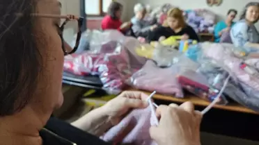 Çanakkale'de kursiyerler Gazzeli çocuklar için örüyor