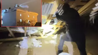 Cemaat namazdayken çatı çöktü! Köy halkı yardıma koştu