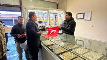 Eruh'ta Esnafa Türk Bayrağı Dağıtıldı