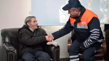 Esenyurt Belediye personeli yolda bulduğu para dolu poşeti sahibine teslim etti