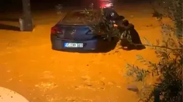 İzmir'de sağanak ve fırtına hayatı felç etti: Sel suları araçları sürükledi