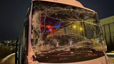 Kocaeli'de Servis Minibüsü Tıra Çarptı