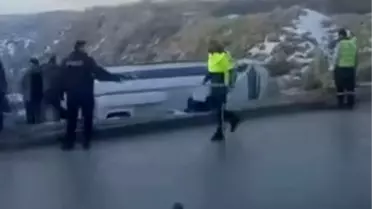 Kontrolden çıkan işçi servisi şarampole devrildi: 10 yaralı