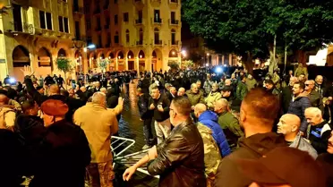 Lübnan'da maaşlarının iyileştirilmesini isteyen emekli askerler, Meclis binasına girmeye çalıştı