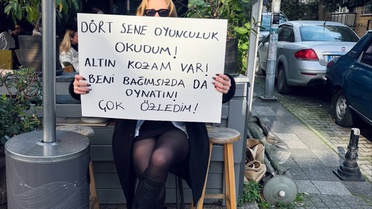 Ünlü oyuncu çareyi pankart açmakta buldu: Dört sene okudum, Altın Koza'm var