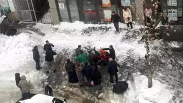 Bingöl'de Kar Kütlesi Altında Kalan Kadın Hayatını Kaybetti