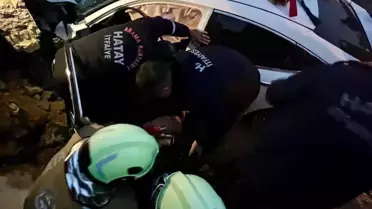 Hatay'da Şarampole Devrilen Otomobilde 2 Yaralı