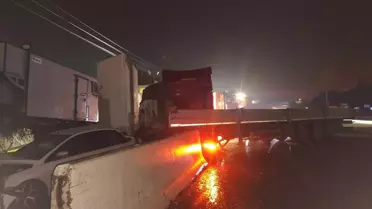 Belen'de Tır Park Halindeki Araçlara Çarptı