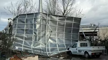 İzmir'i sağanak vurdu; 320 konut, 78 iş yeri, 5 kamu binası ve 11 aracı su bastı