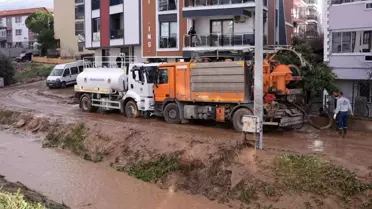 Kemalpaşa'da menfeze sıkışan aracı kurtarma çalışmaları sürüyor