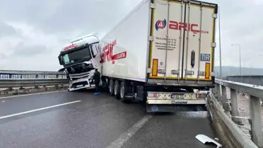 Sağanak nedeniyle direksiyon hakimiyetini kaybetti! Tır makasladı