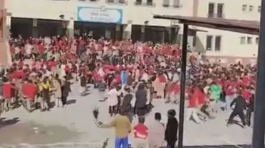 Teneffüste çalan müzik izleyenlerin yüzünü gülümsetti