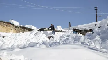 Ovacık'ta Köylüler Karla Mücadele Ediyor