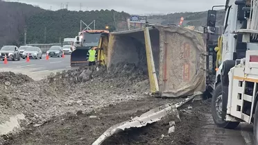 Eyüpsultan'da Kamyon Devrildi, Trafik Yoğunluğu Oluştu
