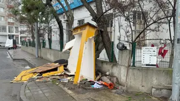 Çorlu'da Kamyonet Taksi Durağına Çarptı