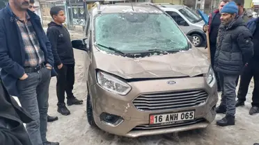Malazgirt'te Kar Kütlesi Araçta Hasara Yol Açtı