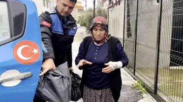 Sel riskine karşı sahada olan zabıta ekipleri vatandaşa yardım etti