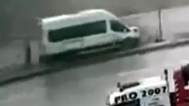 Gaziantep'te İşçi Servisi Minibüsü Refüje Çıktı