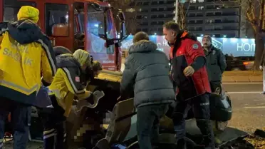 Takla atan otomobilde sıkışan arkadaşının başından bir an olsun ayrılmadı