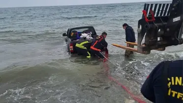 Denize Düşen Kamyonet Sürücüsü Kurtarıldı