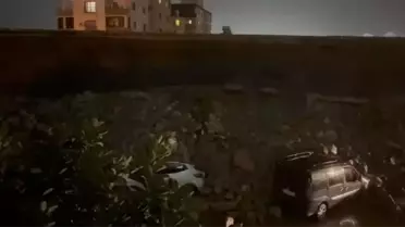 İstinat Duvarı Araçların Üstüne Düştü