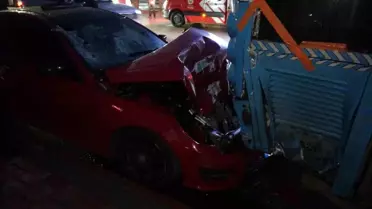 Antalya'da Lüks Araç Halk Otobüsüne Çarptı