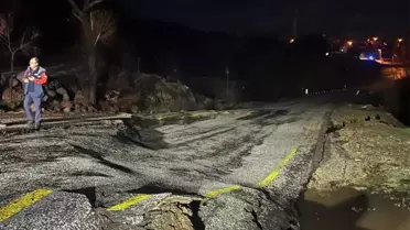 Uşak'ta Yol Çöktü