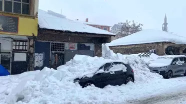 Bingöl'de Çatıdan Kar Düşmesi: Araç Hasar Gördü
