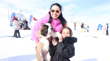 Erciyes'te 'Pastırma' ve 'Sucuk' isimli köpekler turizmi renklendiriyor