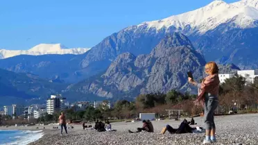Antalyalılar Güneşli Havanın Tadını Çıkarıyor