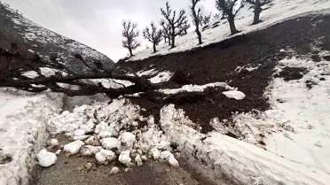 Batman'da Heyelan Minibüsü Mahsur Bıraktı