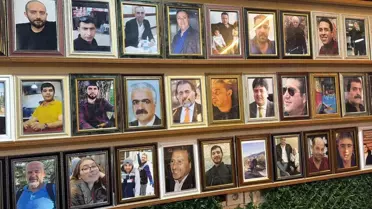 Deprem şehitlerinin fotoğrafları 3 yıldır çay ocağının duvarında asılı