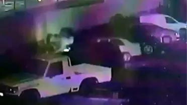 Isınmak için yaktığı ateş 5 aracı küle çevirdi