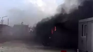Hatay'da Depremzede Aileye Ait Konteyner Yangında Yandı