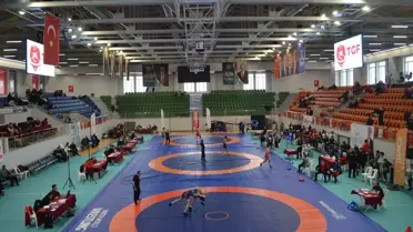 17 Yaş Altı Güreş Şampiyonası Kocaeli'de Başladı