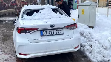 Bingöl'de Kar Kütlesi Araca Düşerek Hasara Neden Oldu