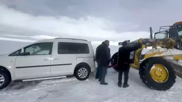 Erzurum'da kara saplanan otomobil 3 saat mahsur kaldı