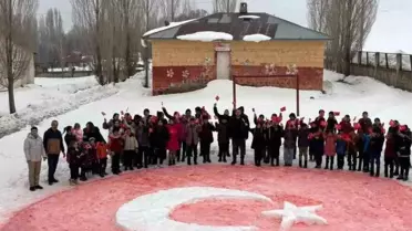 Öğrenciler Kar Üstünde Türk Bayrağı Yaptı