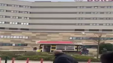 Taksiciye Sinirlendi, Durağın Camlarını Kırdı