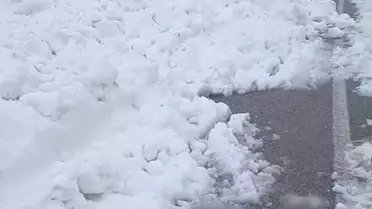 Çatak'ta Çığ Tehlikesi: İş Makinesi Kılpayı Kurtuldu