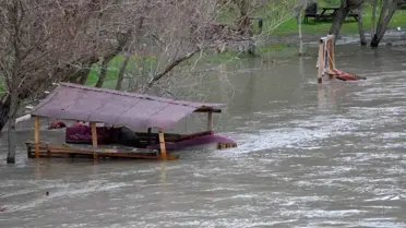 Su seviyesi 2 metre yükseldi, piknik masaları akıntıya kapıldı