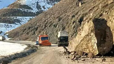 Yüksekova-Van Yolunda Kaya Düşmesi