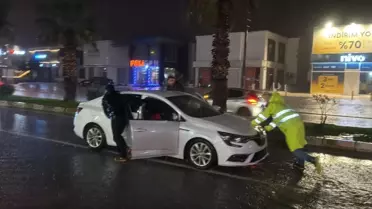 Bodrum'u sağanak vurdu! Yollar kapandı, araçlar mahsur kaldı