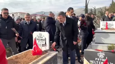 Cumhurbaşkanı Yardımcısı Yılmaz, deprem şehitlerinin mezarını ziyaret etti