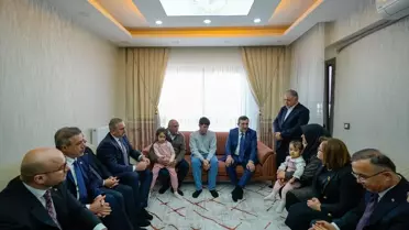 Cumhurbaşkanı Yardımcısı Yılmaz, Depremzede Aileyi Ziyaret Etti